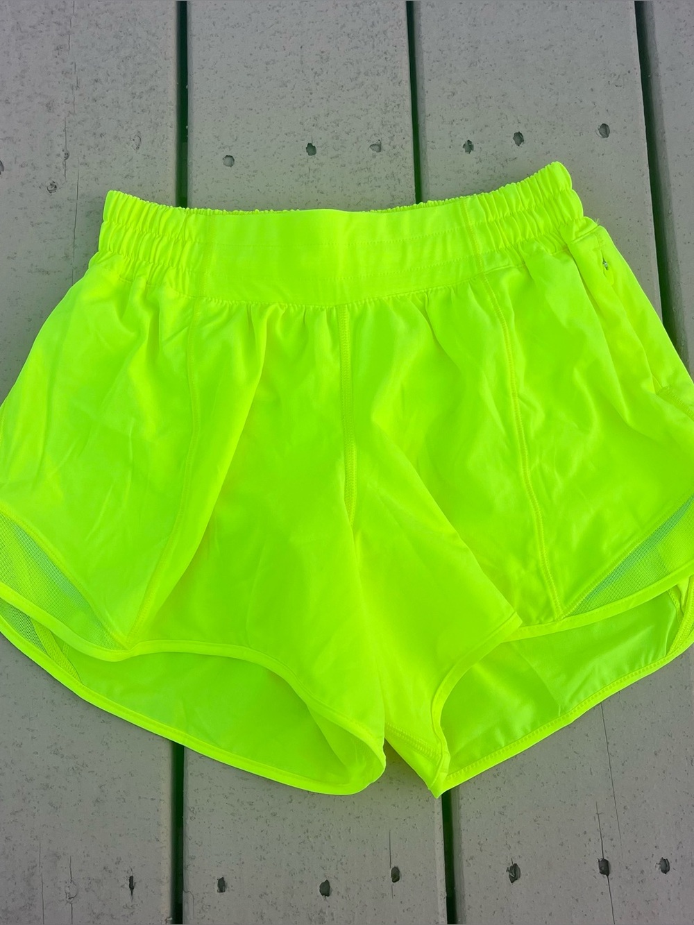 Lululemon hotty hot shorts women’s size 4 neon yellow - Picture 3 of 3